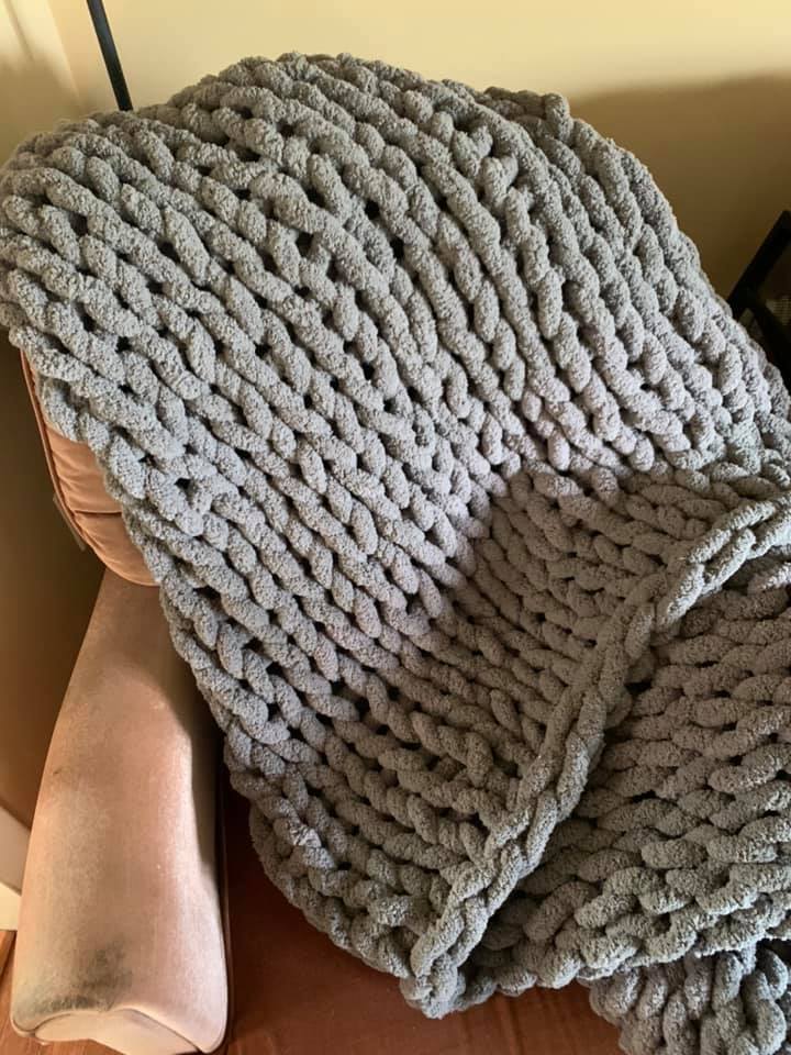 Chunky finger knit blanket – Pallets & Paints